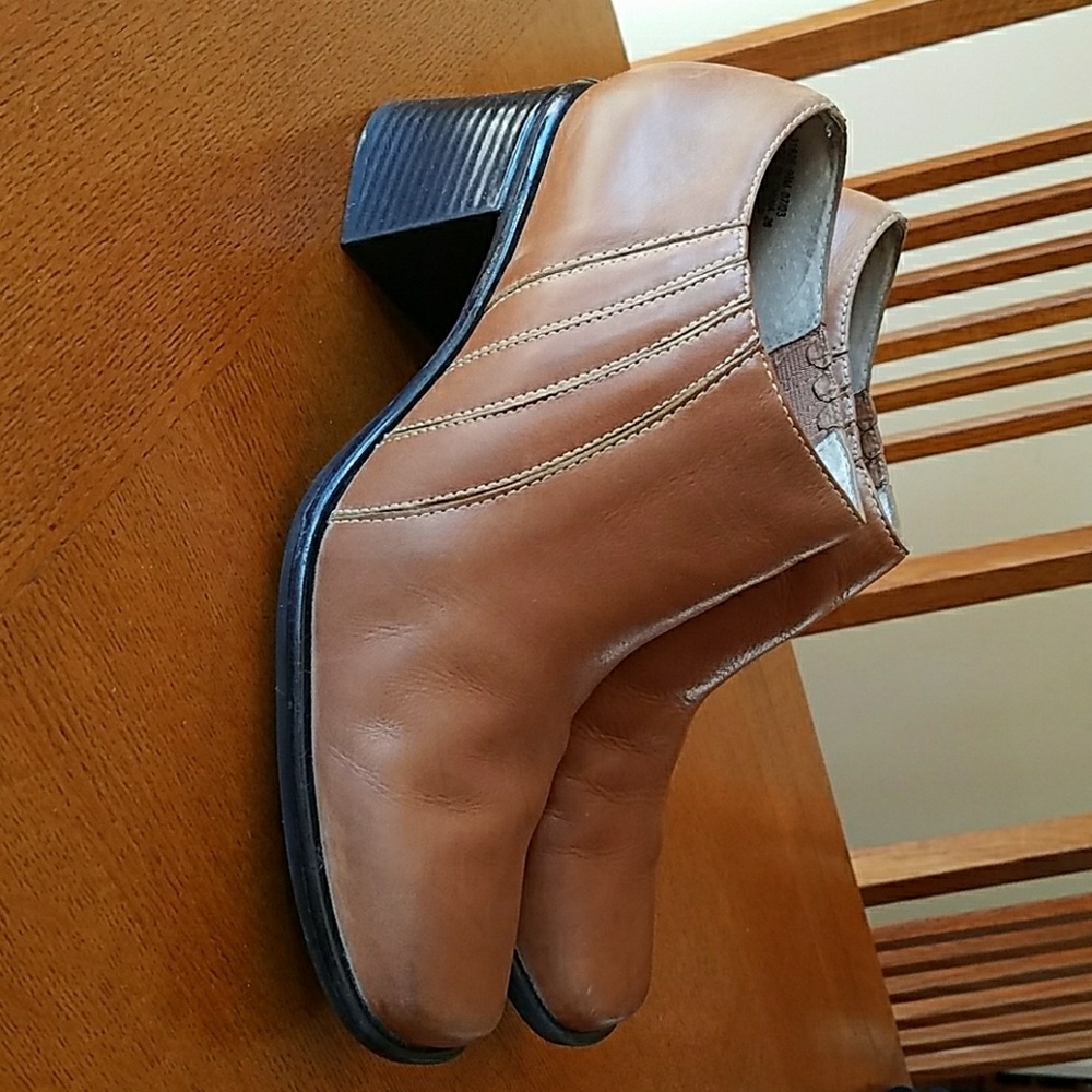 Clarks Booties Cognac Color 9.5M